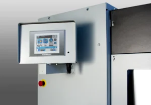 Panel de control táctil Inteli del sistema de planchado industrial PC de Girbau, mostrando programas PLC configurables y opciones de conectividad remota.