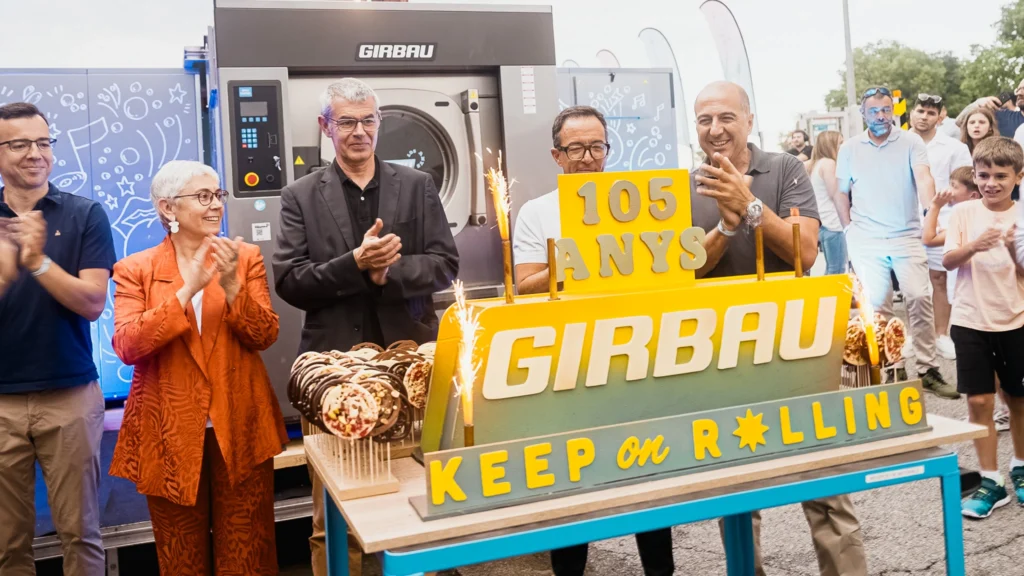 Entrada de Girbau HQ con personas celebrando el aniversario